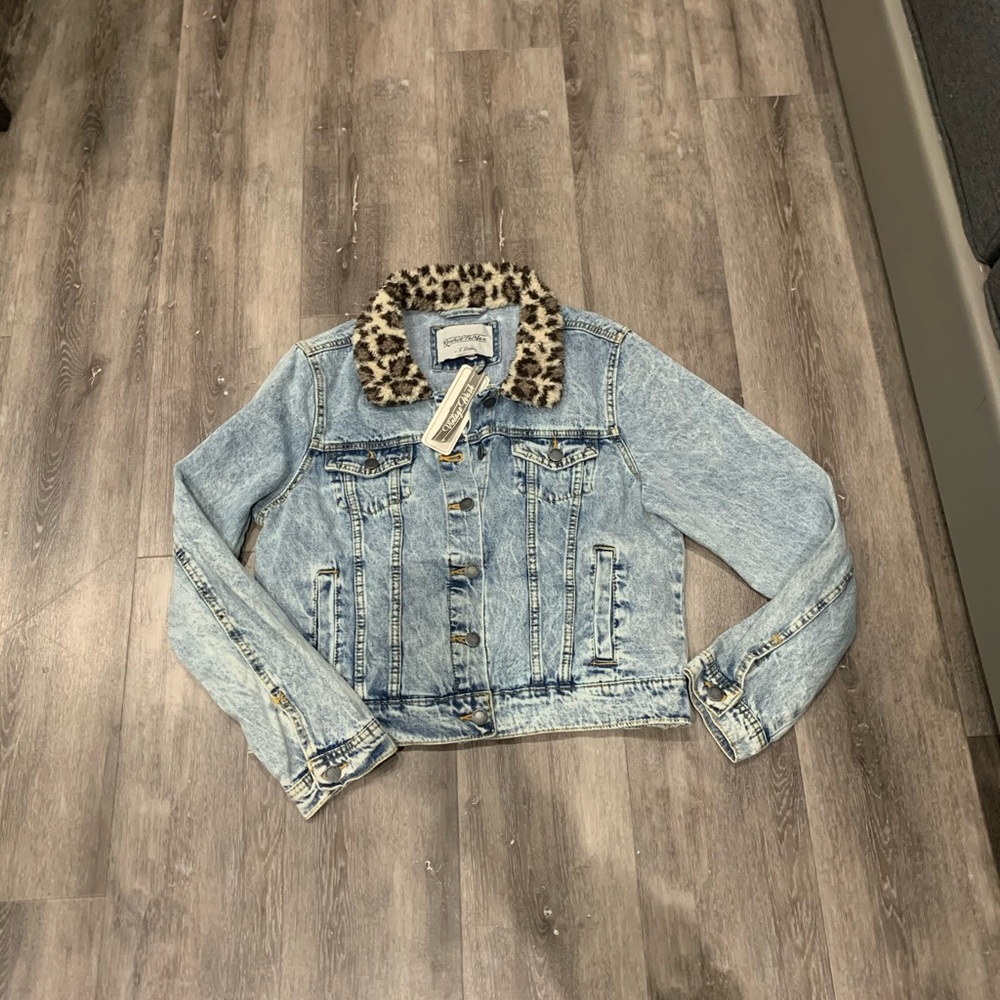 NEw Denim jacket with leopard collar